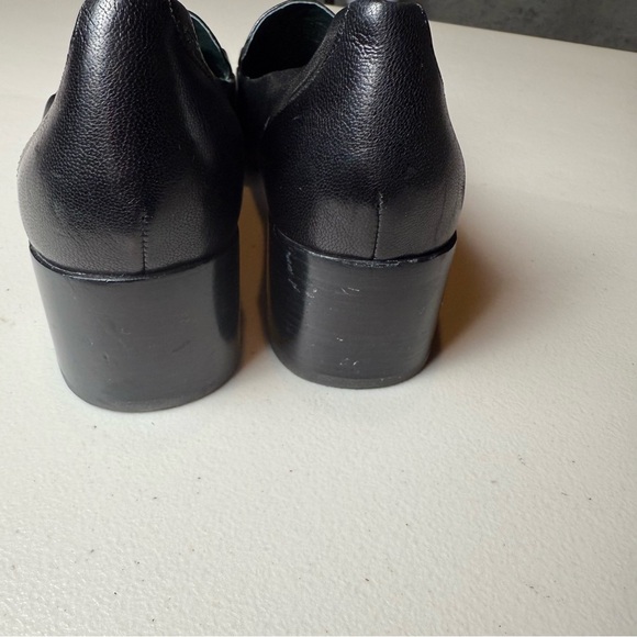 Tory Burch Jessa Black Leather Loafers with Gold Horse Motif, size 9.5, preloved - Picture 11 of 12